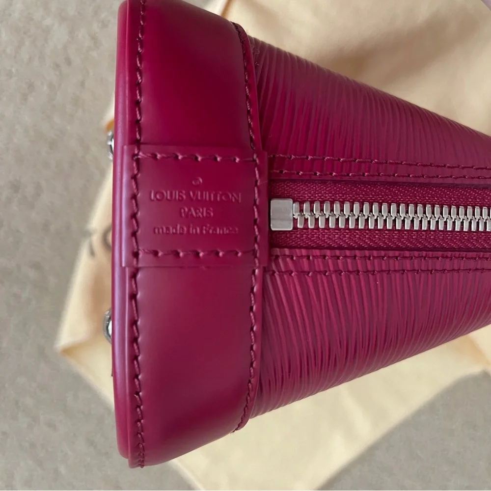 LOUIS VUITTON
Epi Alma BB Fuchsia - Picture 3 of 7